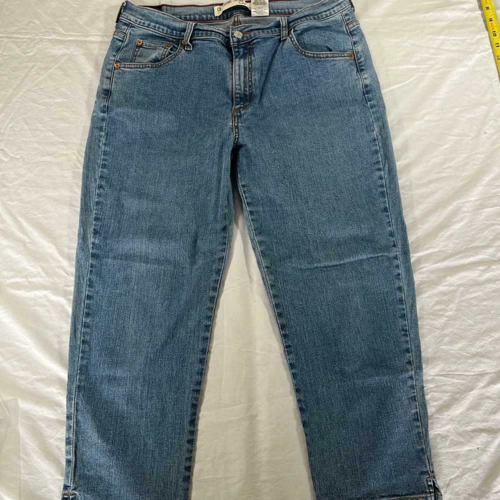 Levi's Classic Slim Jean Capris Women's Size 16 Medium Wash